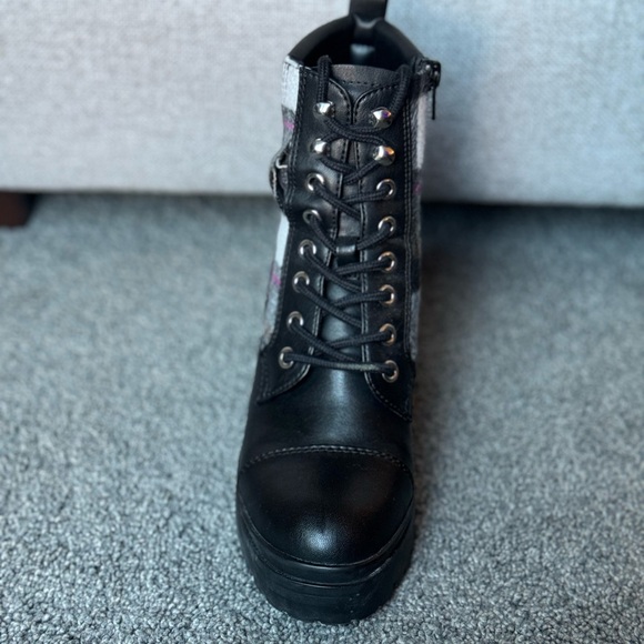 Small rip in the fabric. Size 6, but fit small. Worn only twice. - Picture 2 of 2
